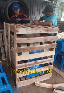 Dibungkus dengan kayu
