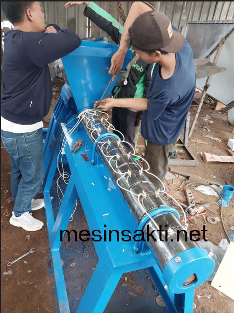 Sedang install pemanas electric pada mesin peleleh plastik 