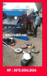 sedang install mesin conveyor dengan permukaan cekung 