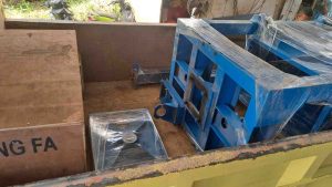 menempatkan mesin press di atas truck
