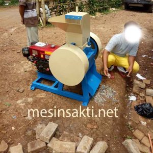 menggunakan mesin diesel