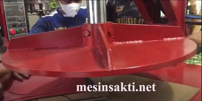 Mesin plong untuk memotong kulit bahan dan kertas sesuai pola