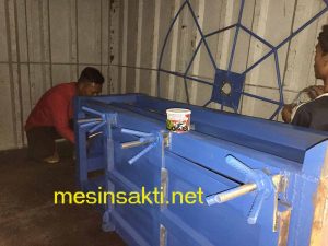 mesin press manual di dalam mobil container 