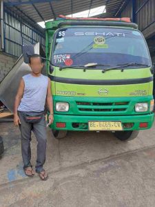 mobil ekspedisi yang akan membawa screw conveyor ke kapuk muara
