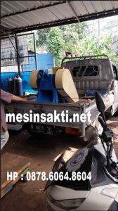 Mesin dinaikkan ke atas mobil pick